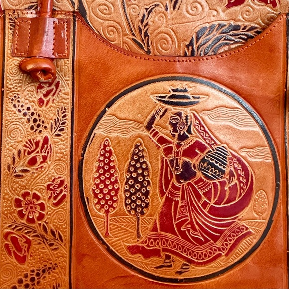 Vintage Beautiful Indian Hand Tooled Leather Boho Purse - Picture 2 of 3